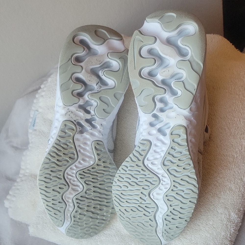 Nike White Athletic Sneakers Sz7 Women - Picture 2 of 7